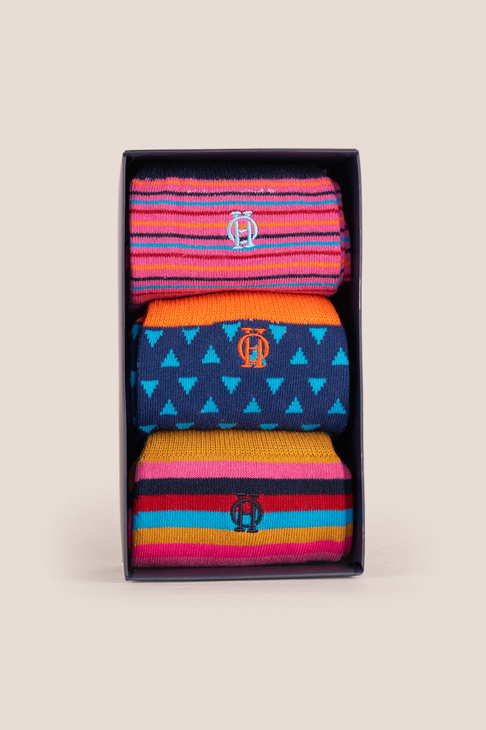 Oswin Hyde Warf three pairs of high-quality cotton socks for men, featuring unique prints and luxurious colours.
